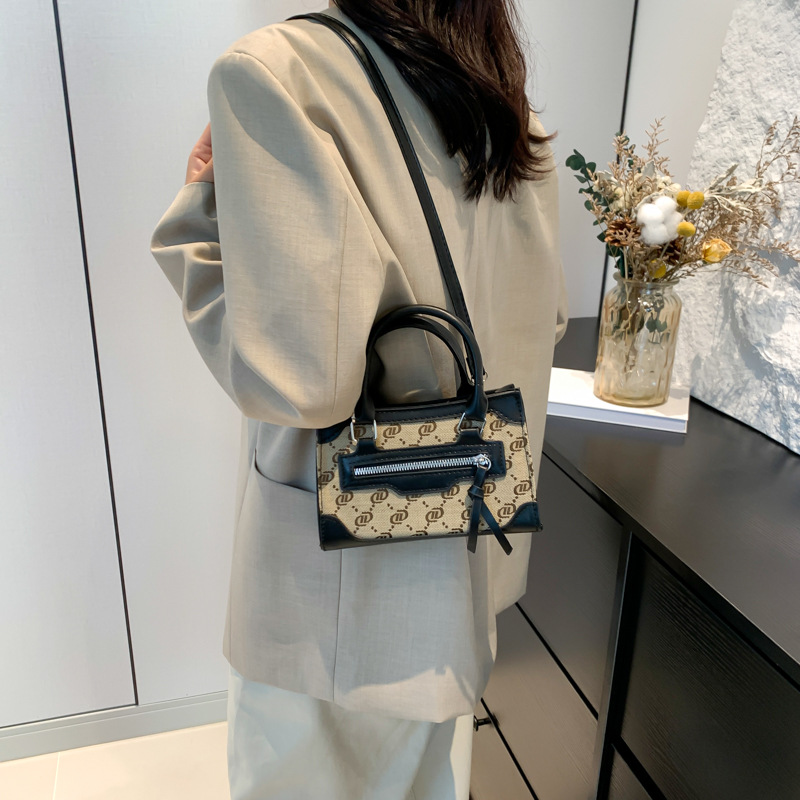 This stylish single-shoulder handbag, with a simple and casual texture, is a new Korean style crossbody small square bag for women in the autumn of 2024 details Picture