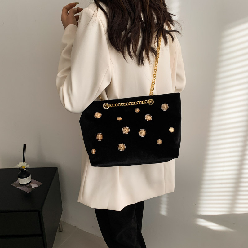 High-end and personalized hardware single-shoulder bag for women, new autumn 2024 collection, velvet chain handbag, stylish tote bag Specification drawing