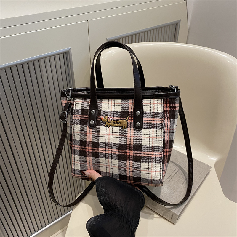 Cross-border personalized hand-carried fashionable and casual bucket bag for women, new autumn 2024 collection, contrasting color striped single-shoulder quality crossbody bag full figure