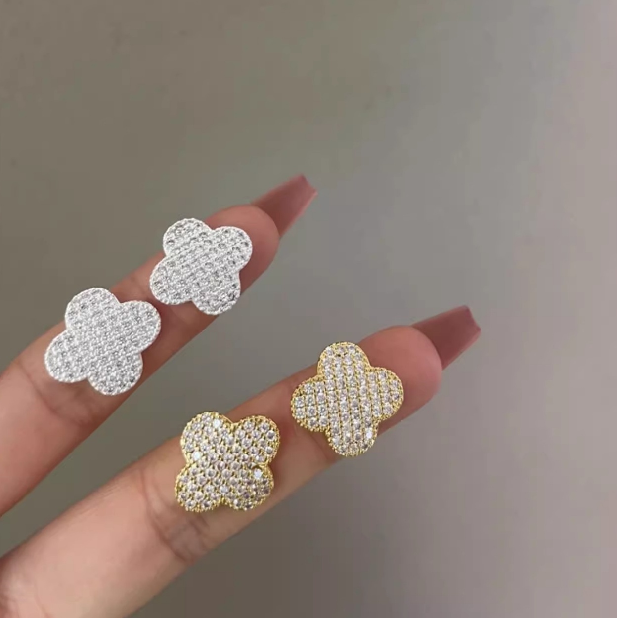 Xuhui brand exquisite and light luxury copper plated with real gold and zircon inlaid 925 silver needle four-leaf clover fashionable stud earrings Item Picture