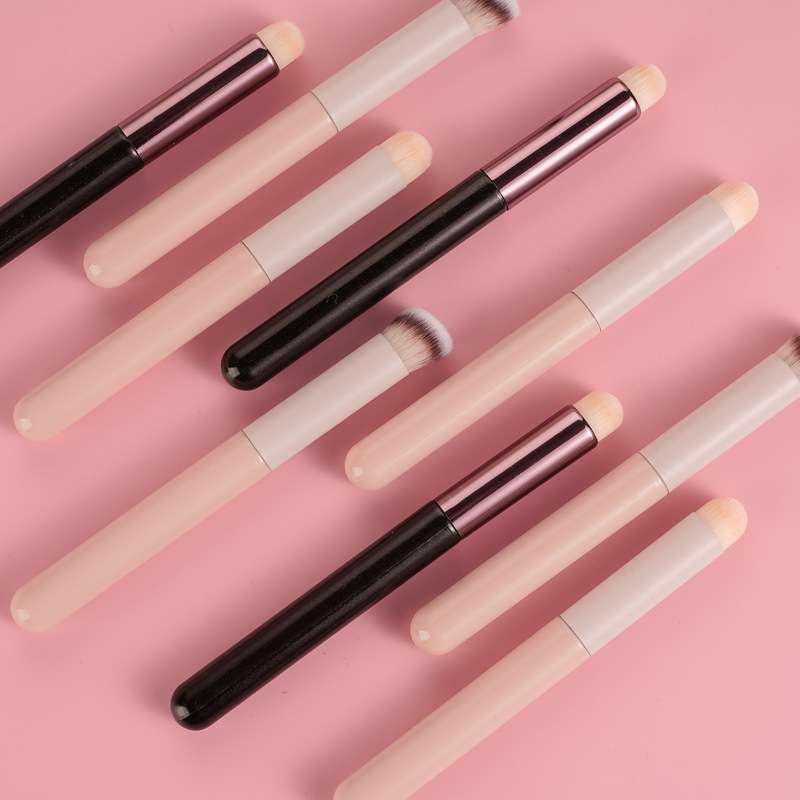 Jiaqi recommends round-headed lip brushes, lipstick brushes, concealer brushes, lip smudging makeup brushes for girls, and portable makeup lip brushes Application Scenario