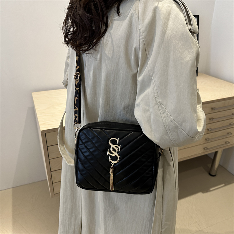 A stylish Korean-style wide shoulder strap small bag for women in the autumn of 2024, a niche design and versatile camera bag, an ins crossbody small square bag Specification drawing