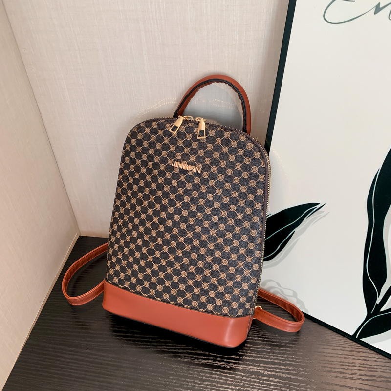 A stylish and trendy casual backpack for the 2024 autumn and winter season, featuring a large-capacity single-shoulder women's retro commuting crossbody bag full figure