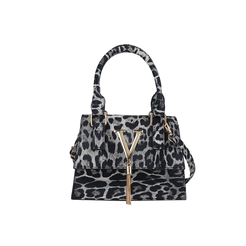 The new leopard print handbag is trendy and stylish. The crossbody bag has a simple texture and a spicy girl style. It is a unique single-shoulder small square bag Item Picture