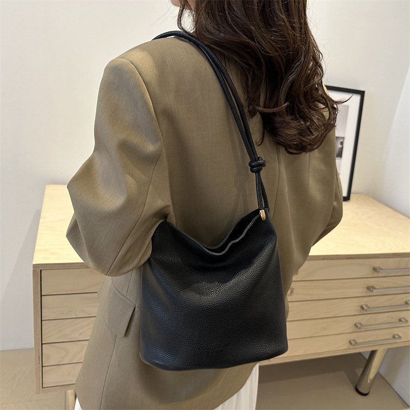 Solid-color simple single-shoulder casual. This year, the retro large-capacity 2024 new autumn crossbody bucket bag for women is in vogue Specification drawing