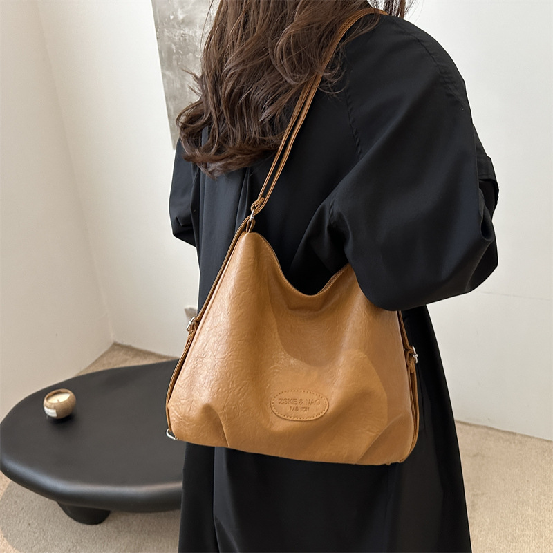 The 2024 new pleated tote bag is a large-capacity casual and fashionable backpack for women, featuring multi-functional texture and a single-shoulder crossbody bag Specification drawing