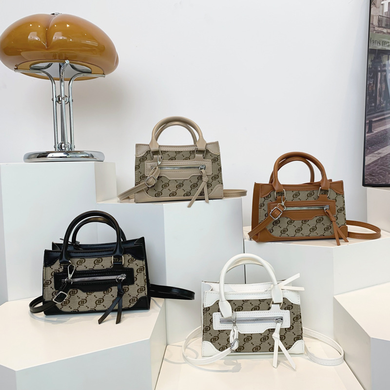 This stylish single-shoulder handbag, with a simple and casual texture, is a new Korean style crossbody small square bag for women in the autumn of 2024 Application Scenario