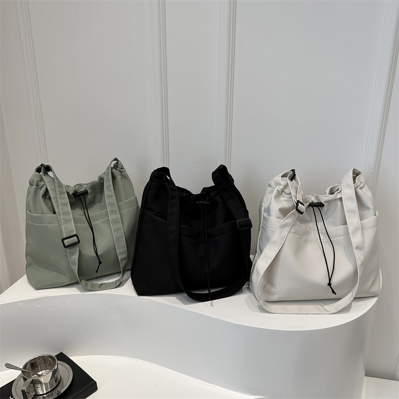 The popular autumn and winter bags for women in 2024: large-capacity crossbody bag, Tote commuter bag, single-shoulder bag, soft Application Scenario