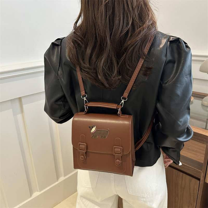 This is a new retro commuting backpack for the autumn of 2024, featuring a casual color contrast and a niche design. It is a small square single-shoulder hand-carry bag details Picture