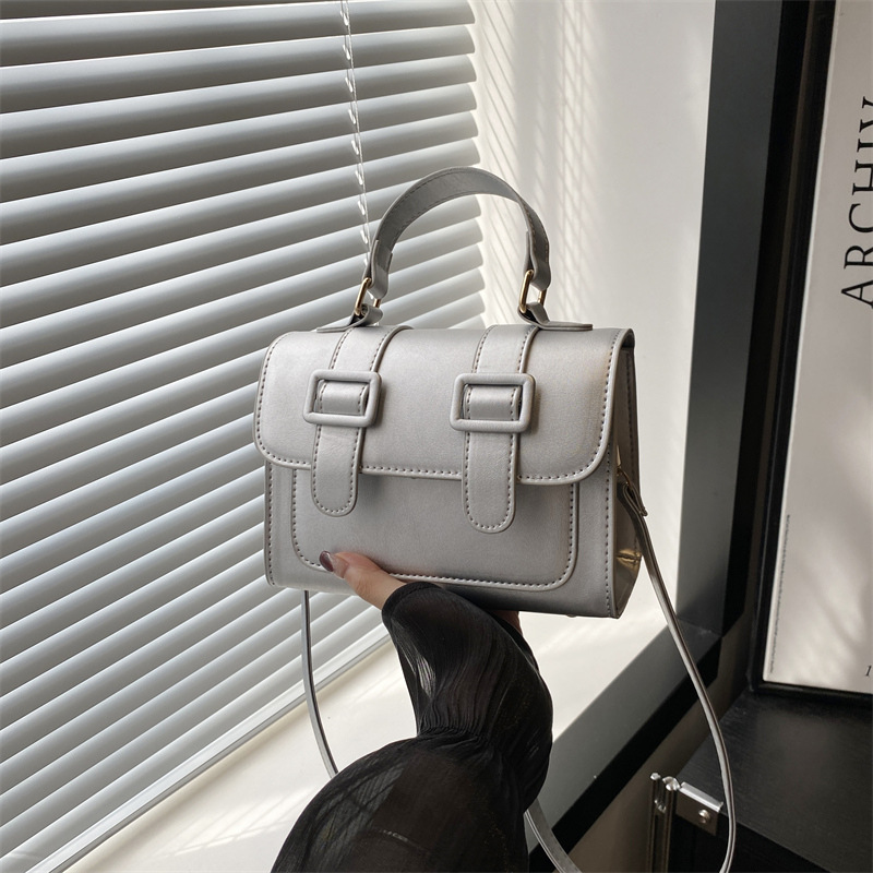 A new 2024 trendy and retro single-shoulder crossbody small square bag for girls, a niche British-style handbag full figure