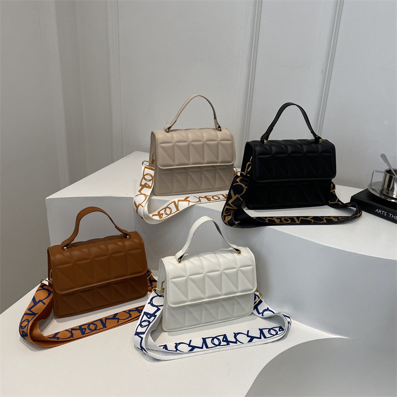 A stylish and simple diamond-shaped small square bag for the autumn and winter of 2024, featuring a solid color and a trendy single-shoulder bag for women Application Scenario