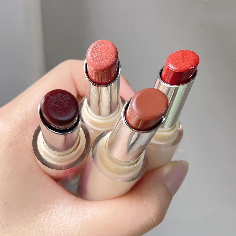 kobeleen Hydrating Lip Balm is an affordable and niche nude lipstick for students that moisturizes and hydrates the skin without makeup and makes it fairer Application Scenario