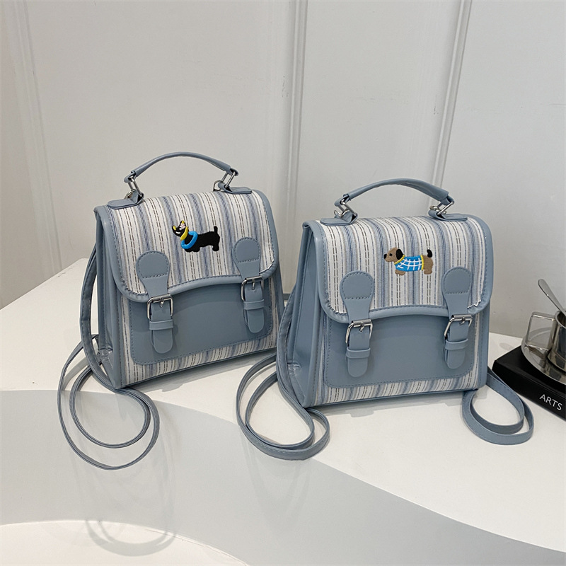 The new backpack for the autumn of 2024 is a fashionable and simple hand-held student single-shoulder bag with a checkered lid and a retro crossbody style Application Scenario