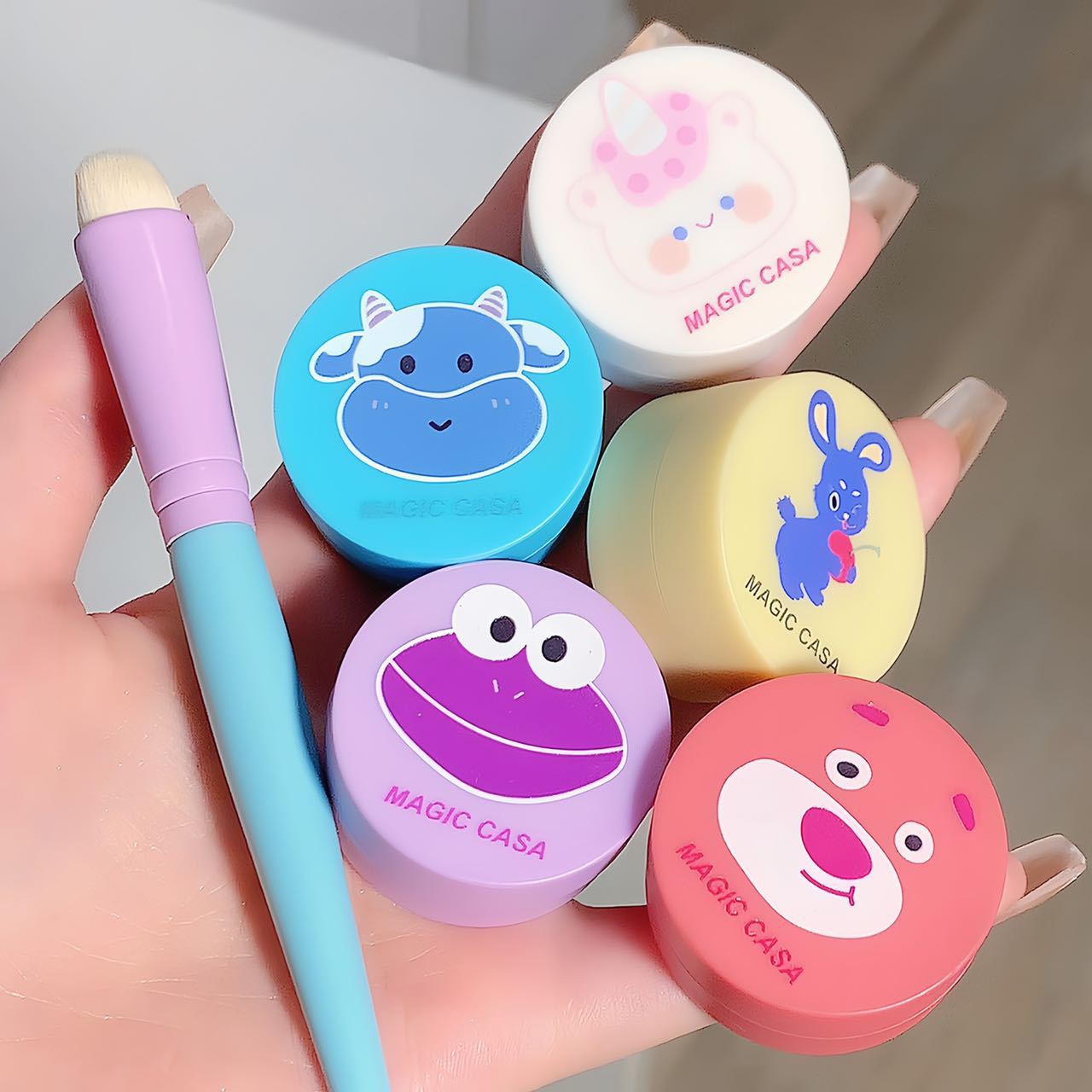 MAGIA CASA cartoon pattern lip gloss Velvet matte lipstick, cute round bottle portable lip gloss Application Scenario