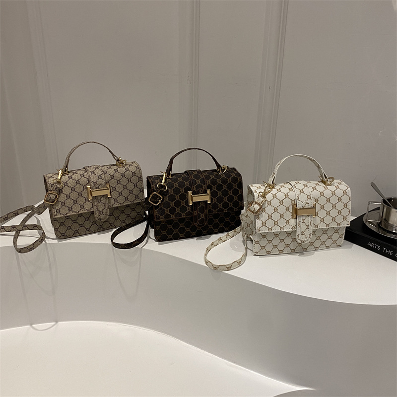 The 2024 new women's bag features a high-end texture, a niche and fashionable style, a retro and versatile small square bag, and a hand-held shoulder crossbody bag Application Scenario