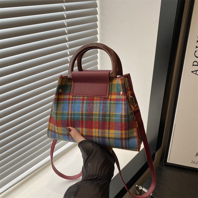 This is a trendy and stylish single-shoulder underarm bag with a contrasting color for the autumn of 2024. It features a unique design and is retro and individualistic full figure