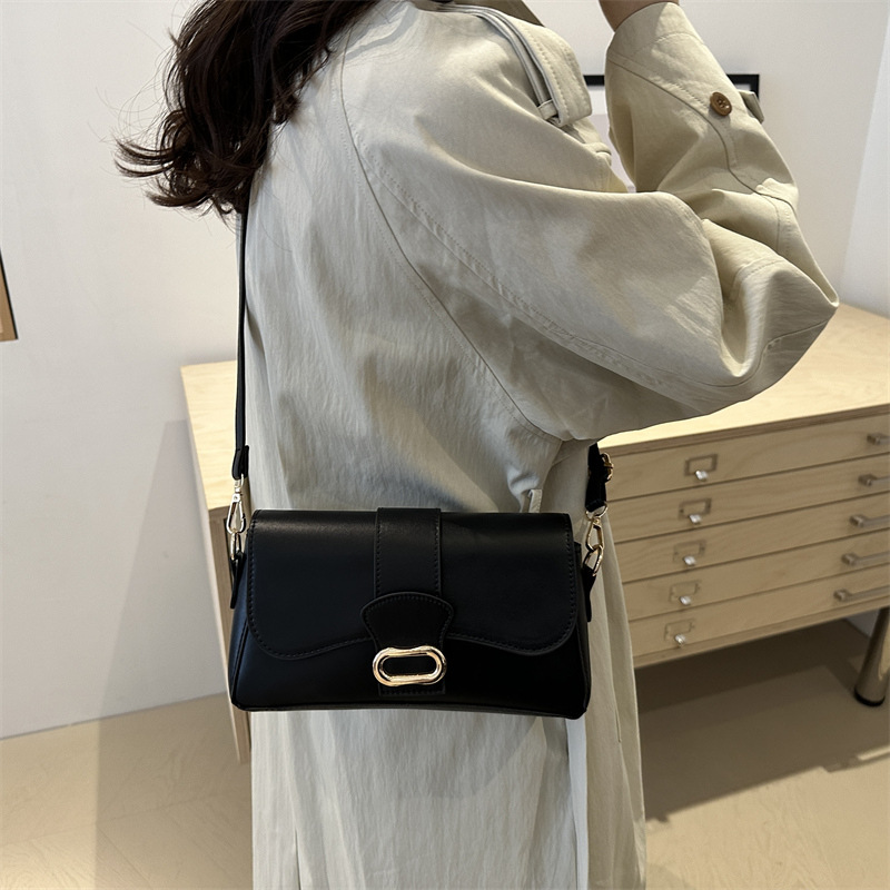A casual and stylish small bag for women, a new 2024 fashion single-shoulder underarm bag, a retro and fashionable commuting crossbody small square bag Specification drawing