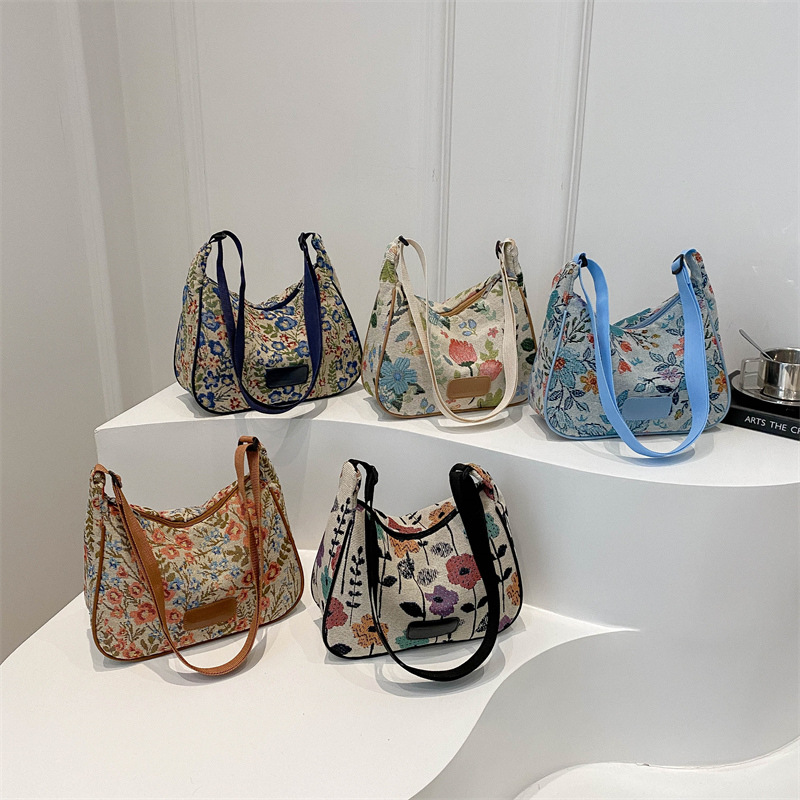 Popular fashion, simple, large-capacity printed trend 2024, fashionable patchwork canvas single-shoulder bag, small square bag, women's bag, trendy Application Scenario