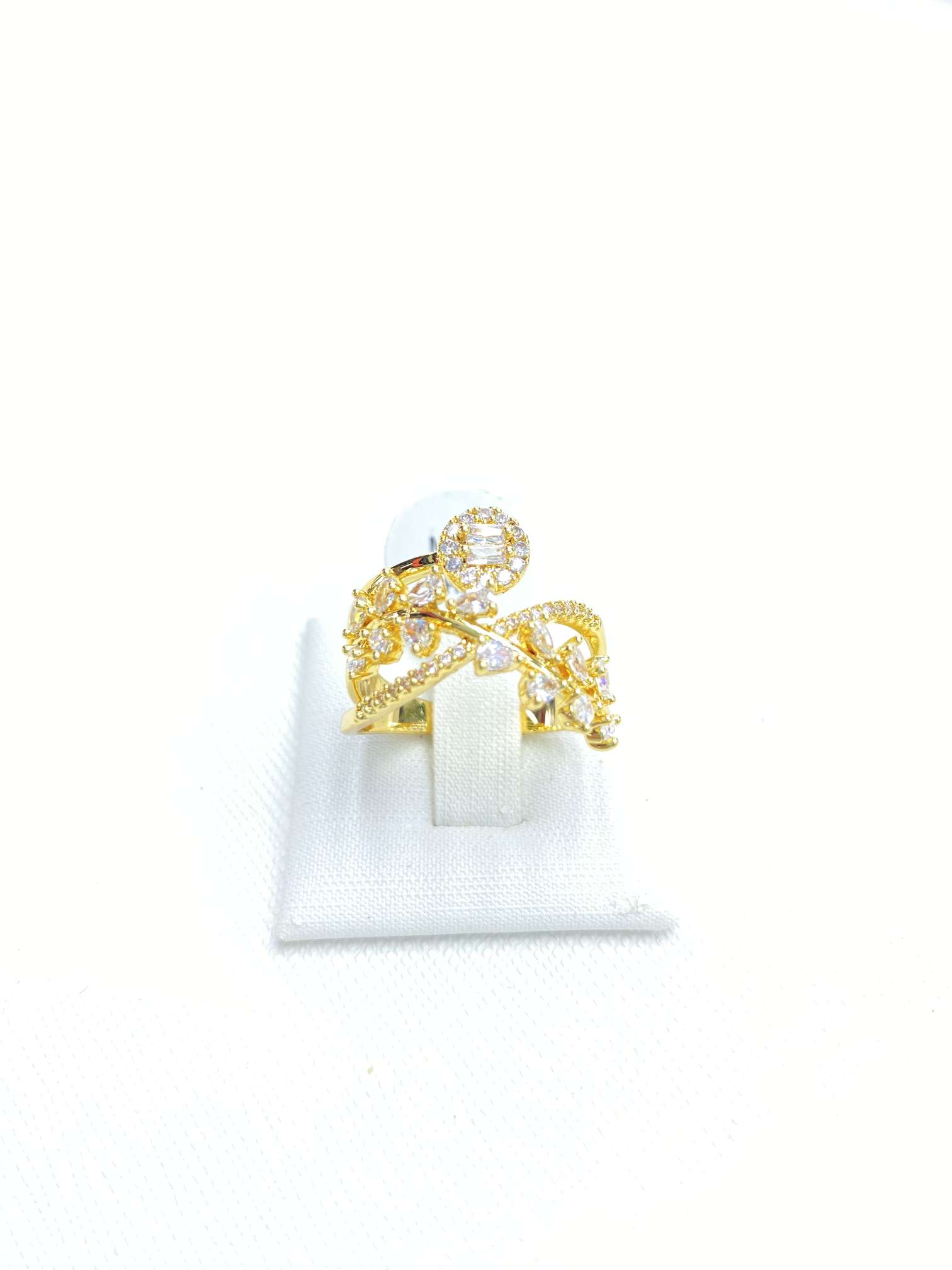 This high-end and elegant light luxury ring for women is designed in a niche style, mostly inlaid with zircon, shining brightly