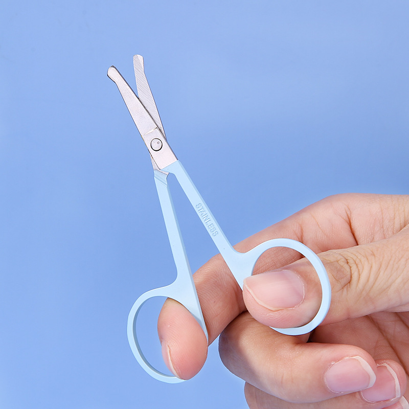 LMLTOP Blue round-headed Nose Hair Scissors Stainless Steel Makeup Small Scissors Beauty Eyebrow Shaping Scissors TOP-021 Application Scenario