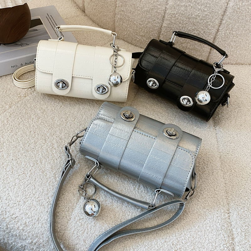 A trendy soft leather round bag for women, a new autumn/winter 2024 collection, stylish and versatile, single-shoulder crossbody bag for work Application Scenario