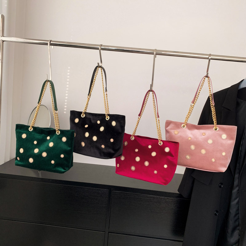 High-end and personalized hardware single-shoulder bag for women, new autumn 2024 collection, velvet chain handbag, stylish tote bag Application Scenario