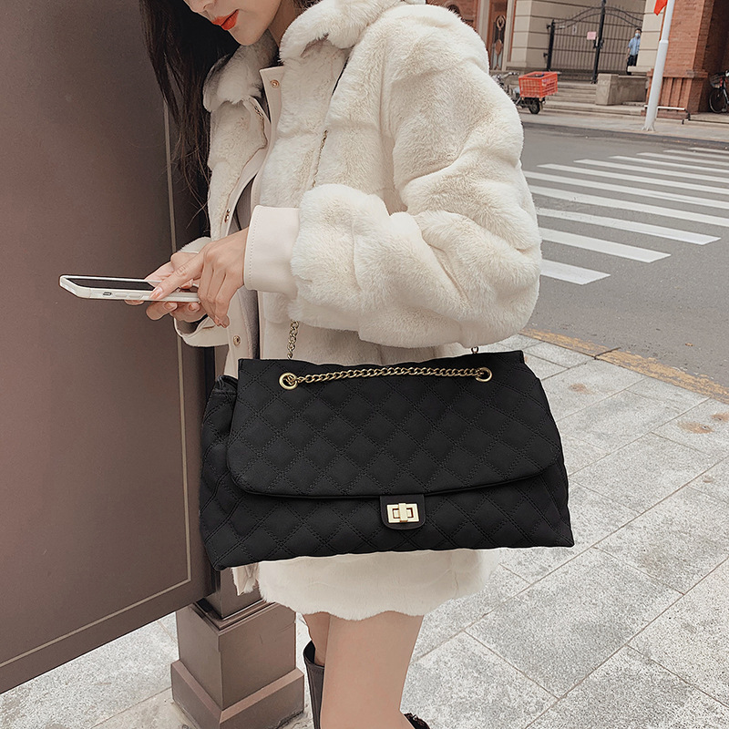 The new diamond-shaped chain bag for women is a trendy and fashionable matte single-shoulder armpit bag for commuting. The large-capacity crossbody bag is a cross-border trend details Picture