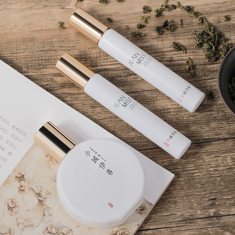 Xiaocheng Yixiang's new Misty Tea Fragrance for women is a light and long-lasting, popular and niche perfume. Wholesale 50ML full figure