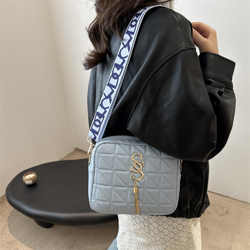 A simple and fashionable single-shoulder women's bag with diamond-shaped embroidery thread in 2024, a fresh and stylish crossbody bag with a trendy and fashionable small square style details Picture