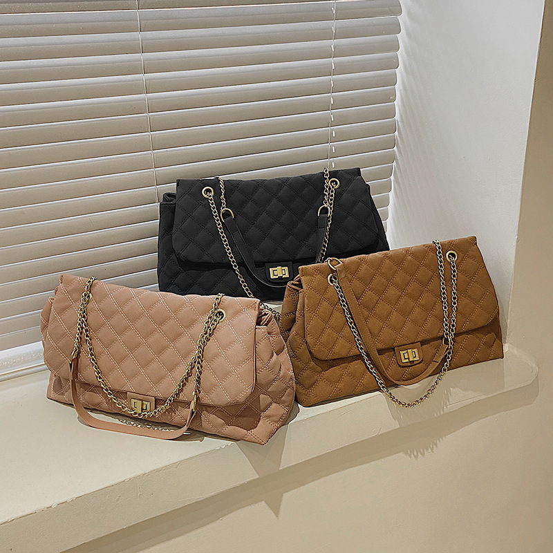 The new diamond-shaped chain bag for women is a trendy and fashionable matte single-shoulder armpit bag for commuting. The large-capacity crossbody bag is a cross-border trend Application Scenario
