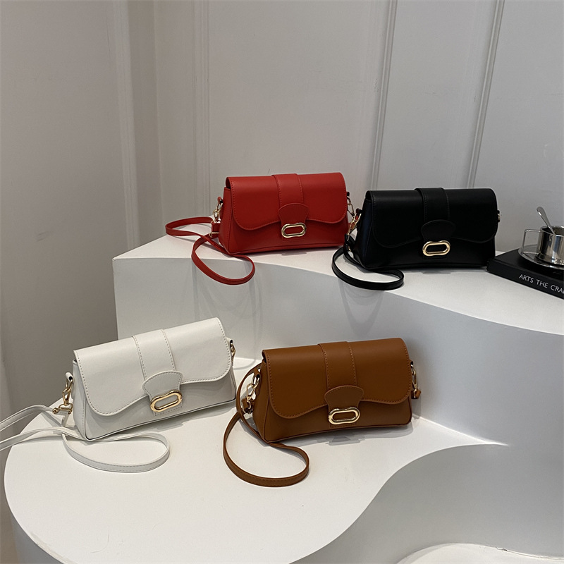A casual and stylish small bag for women, a new 2024 fashion single-shoulder underarm bag, a retro and fashionable commuting crossbody small square bag Application Scenario