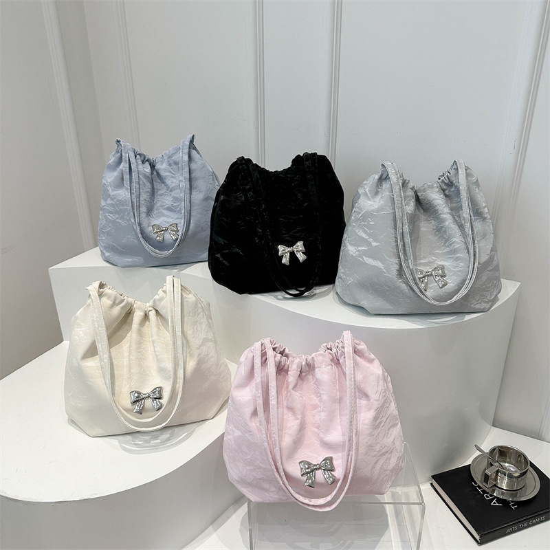 Large-capacity, elegant commuter tote bag, bow single-shoulder bag, distinctive pleated crossbody bag, 2024 new style bag trend Application Scenario