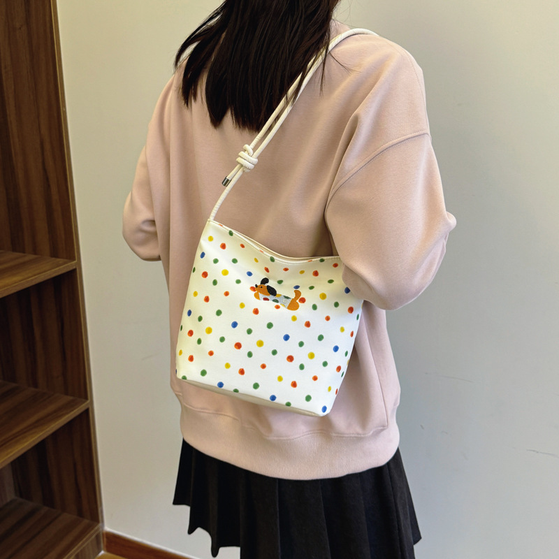 This year, polka dot canvas bags are in vogue for women's autumn and winter 2024. The new versatile commuter single-shoulder crossbody bag is in vogue Application Scenario