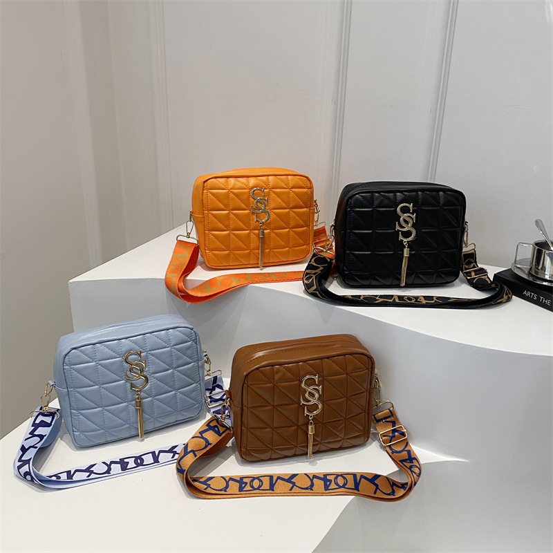 A simple and fashionable single-shoulder women's bag with diamond-shaped embroidery thread in 2024, a fresh and stylish crossbody bag with a trendy and fashionable small square style Application Scenario