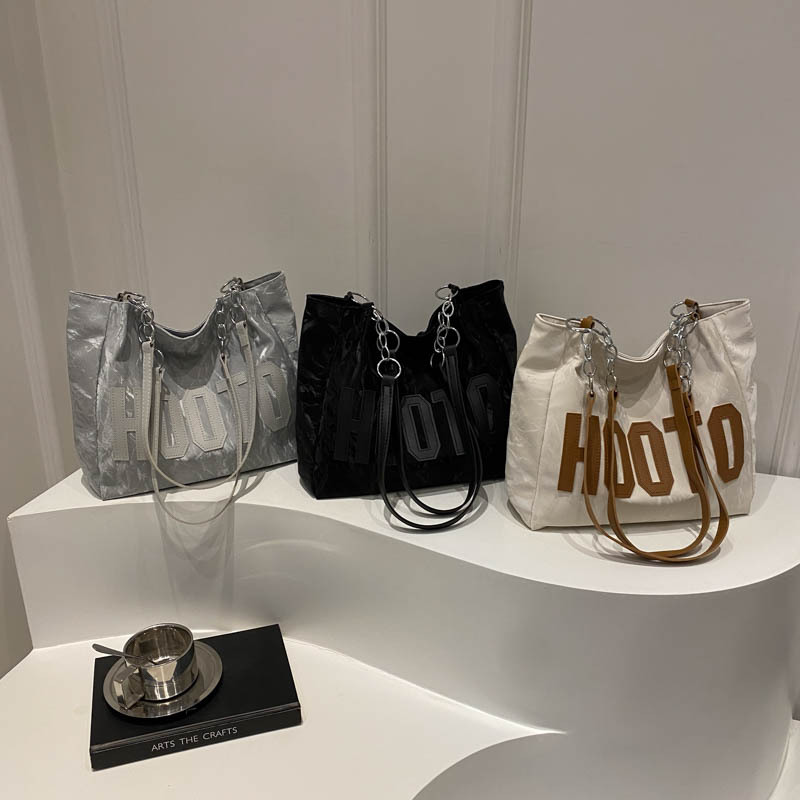 Large-capacity tote bag, high-quality and fashionable handbag for women, simple letter underarm bag for college students in class and at work Application Scenario