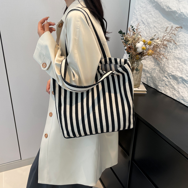 2024 Autumn/Winter new versatile and fashionable striped handbag shopping bag, two-tone large-capacity trendy single-shoulder bag details Picture