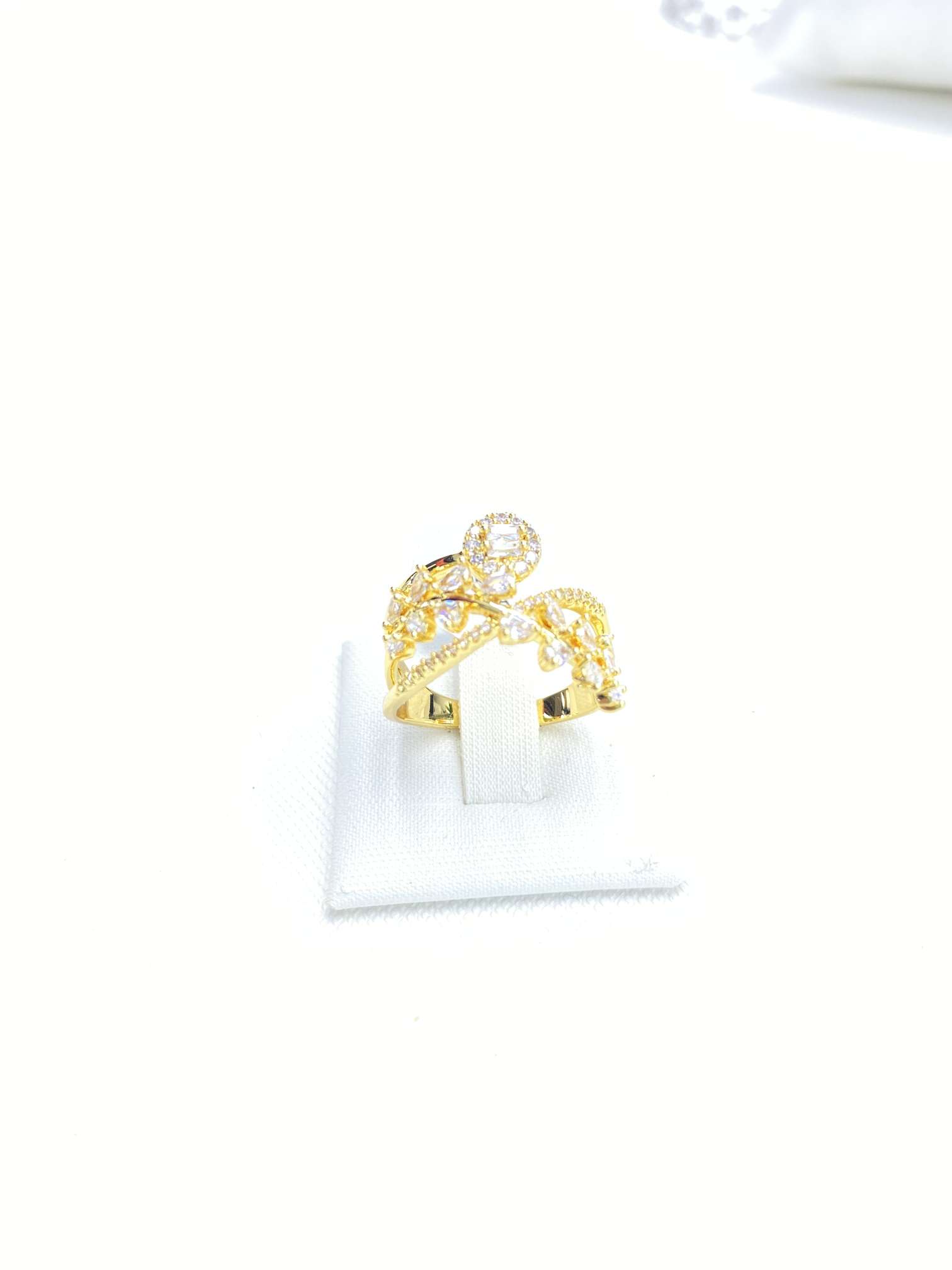 This high-end and elegant light luxury ring for women is designed in a niche style, mostly inlaid with zircon, shining brightly details Picture