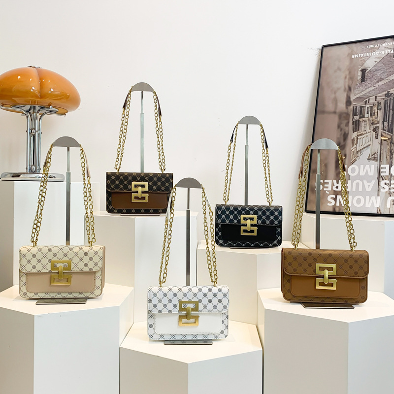 High-end texture, retro single-shoulder women's 2024 autumn new trendy and versatile chain crossbody small square bag Application Scenario