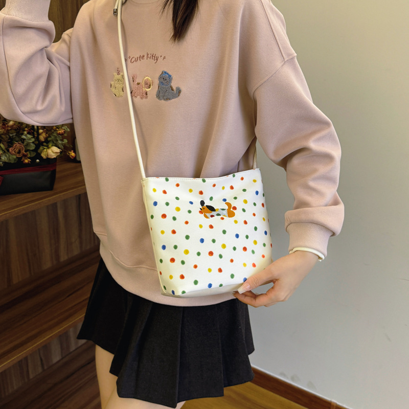 This year, polka dot canvas bags are in vogue for women's autumn and winter 2024. The new versatile commuter single-shoulder crossbody bag is in vogue Specification drawing
