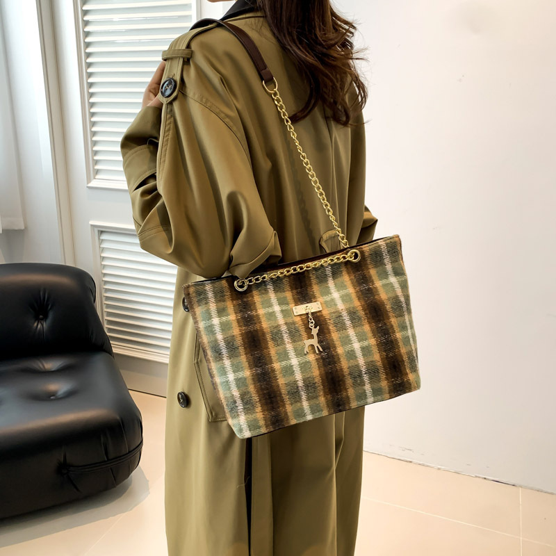 Fashionable woolen trendy striped deer bag for women, new autumn 2024 collection, chain niche single-shoulder crossbody bag Specification drawing