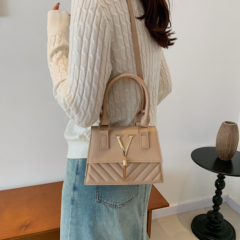 This year, trendy, fashionable and high-quality handbags are in vogue. Women's bags with stylish tassels and unique diagonal patterns are single-shoulder crossbody women's bags details Picture