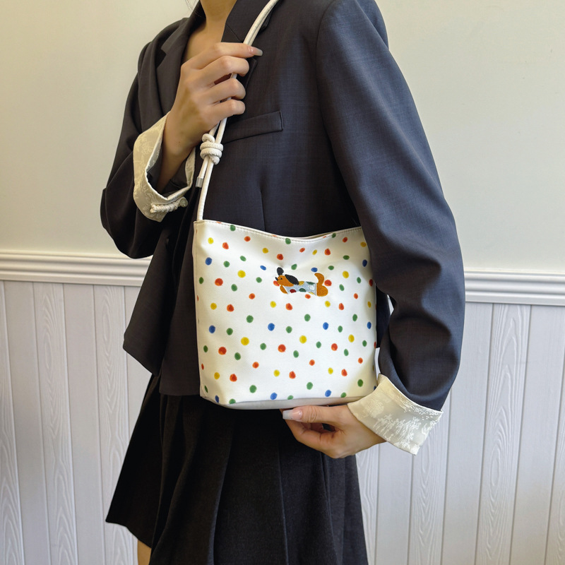 This year, polka dot canvas bags are in vogue for women's autumn and winter 2024. The new versatile commuter single-shoulder crossbody bag is in vogue details Picture