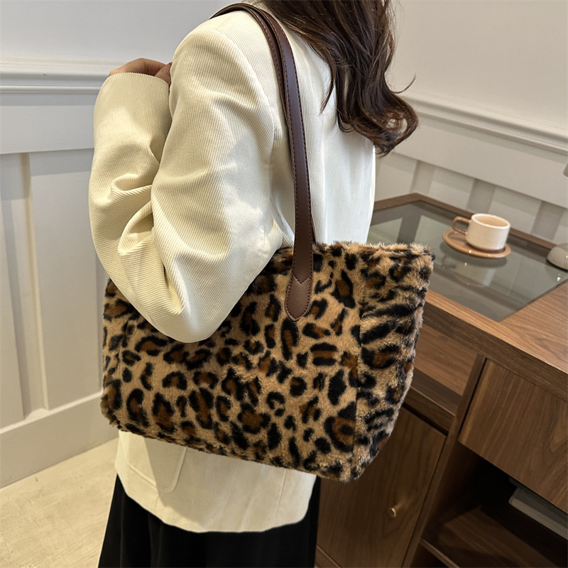 Cross-border quality plush bag, women's leopard print large-capacity tote bag, new lightweight Korean-style fashionable commuting single-shoulder bag details Picture