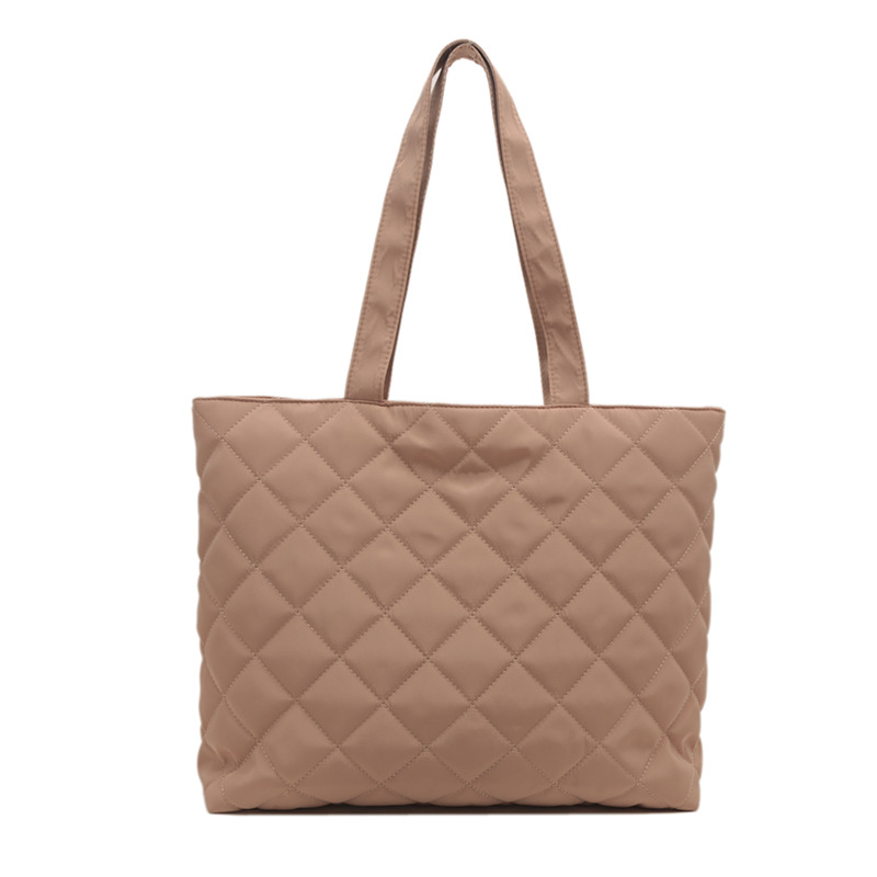 A new large-capacity diamond-shaped commuter handbag and fashionable single-shoulder tote bag for women in the niche cotton-padded jacket bag for autumn and winter 2024 Item Picture