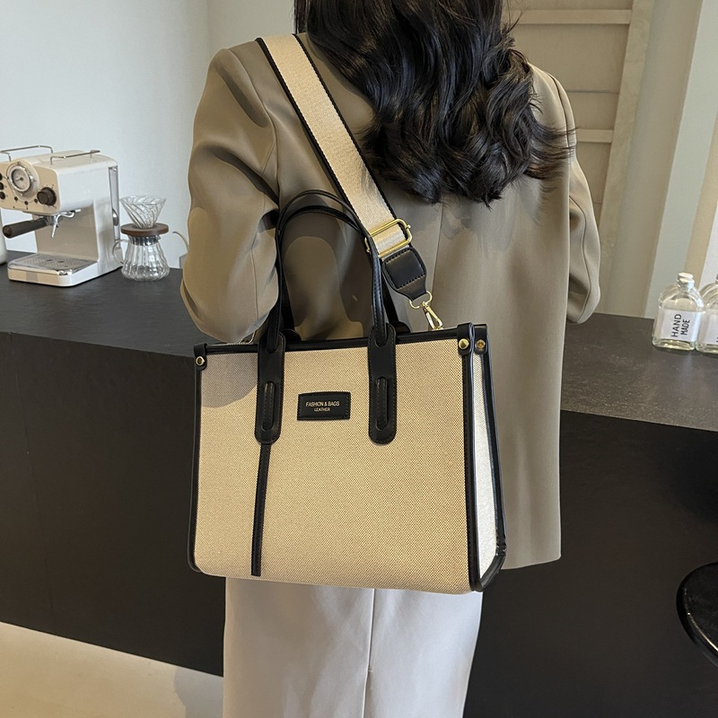 A new 2024 popular and versatile crossbody bag for women's commuting, a stylish tote bag Specification drawing