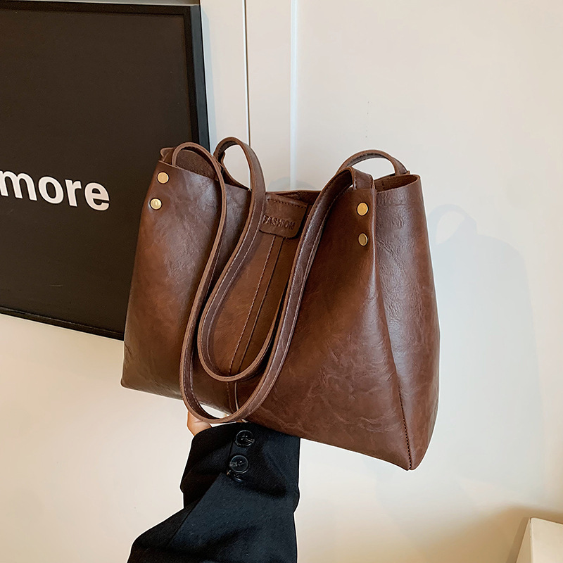 The new 2024 autumn collection features a retro, simple, large-capacity, solid-color, fashionable and individual single-shoulder underarm tote women's bag full figure