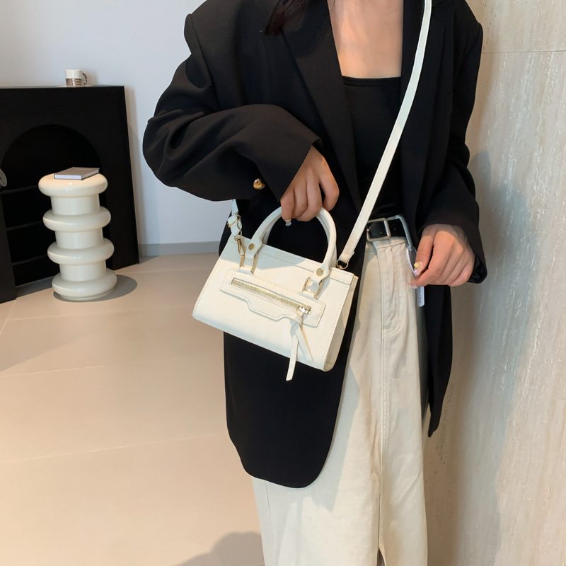 A retro, individualistic, casual single-shoulder crossbody bag for the autumn of 2024, featuring a fashionable, simple and elegant style, and a small square handbag for commuting details Picture