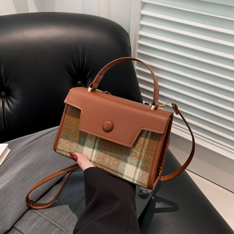 The textured color-blocking small square bag for the 2024 autumn and winter season features a cute checkered handbag with a niche design and a patchwork styling crossbody bag full figure