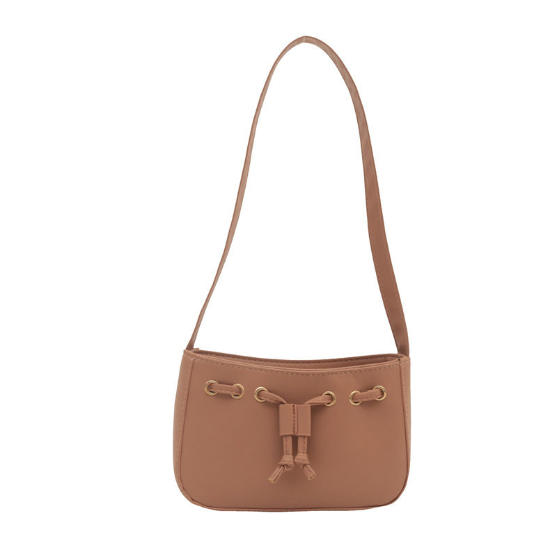 The new autumn/winter 2024 collection of women's bags features a retro and simple Korean-style underarm bag. This year, hand-held bags are in vogue, exuding a sense of sophistication Item Picture
