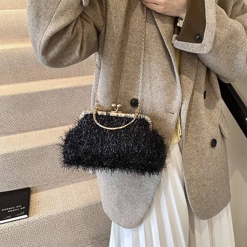 A trendy and fashionable women's 2024 autumn new chain crossbody bag, a Korean-style hand-held shell bag details Picture
